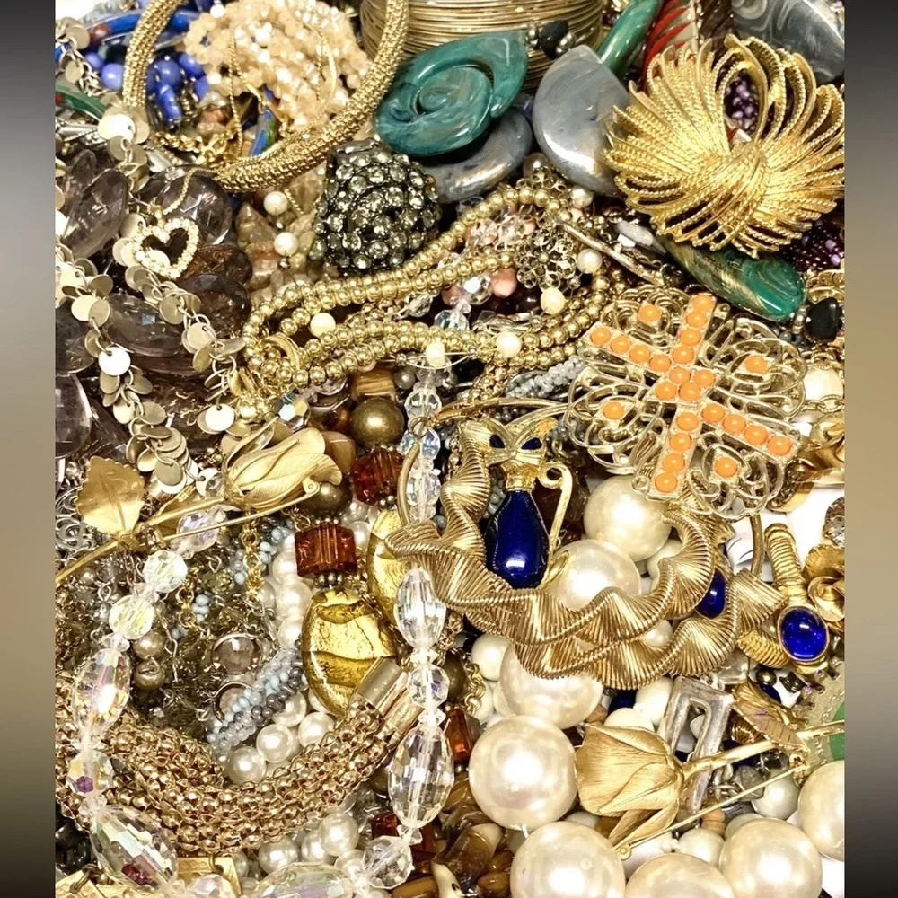 Vintage Estate Costume Jewelry 5 LB Lots, Signed And Unsigned, All wearable - Picture 8 of 16